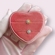 Load image into Gallery viewer, Flower Bling Labret
