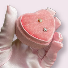 Load image into Gallery viewer, Flower Bling Labret
